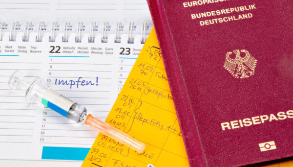 Impfpass und Reisepass für eine Reiseimpfung